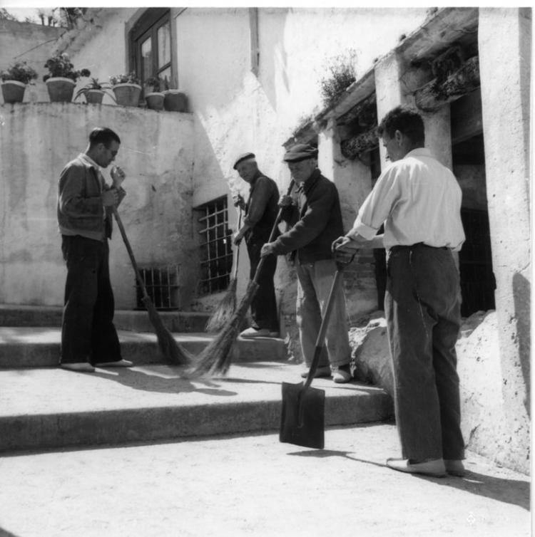 Escombriaires a les escales del carrer de Sant Francesc d'Assís