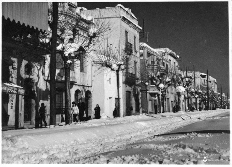 Camí Ral cobert de neu a l'alçada del Mercat Municipal