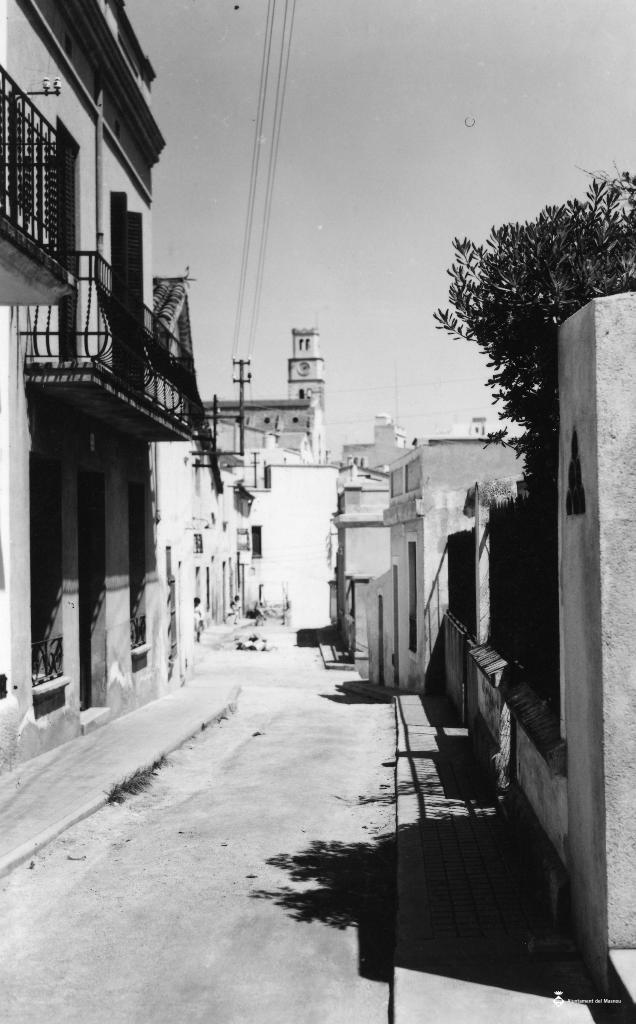 Carrer de Sant Pere amb l'església al fons