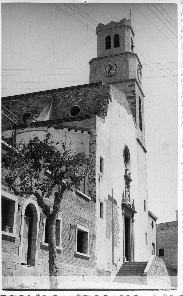 Façana de l'església de Sant Pere des de la plaça de l'Església
