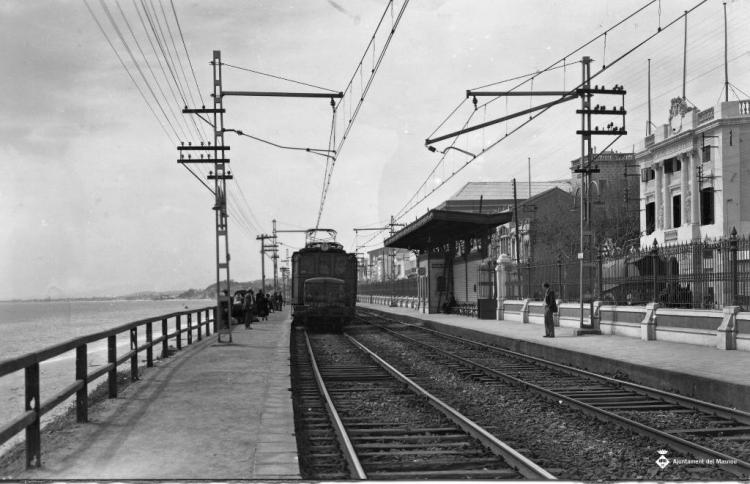 Tren elèctric entrant al baixador d'Ocata