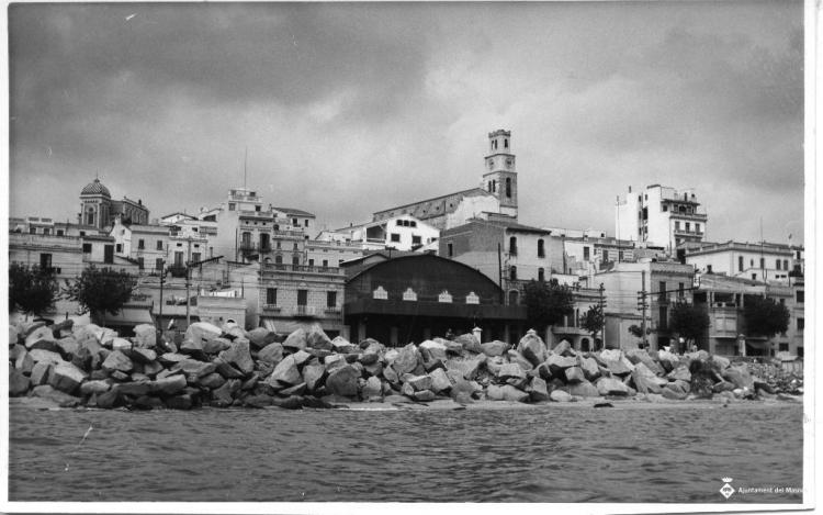 Mercat Municipal i església de Sant Pere des del mar