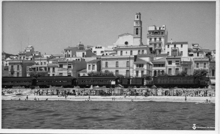 Façana marítima del Masnou amb l'església de Sant Pere al centre
