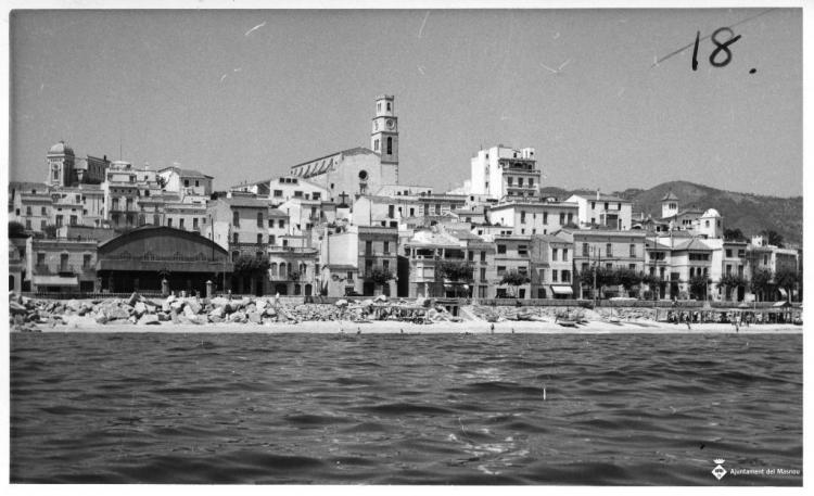 Església de Sant Pere i façana marítima des del mar