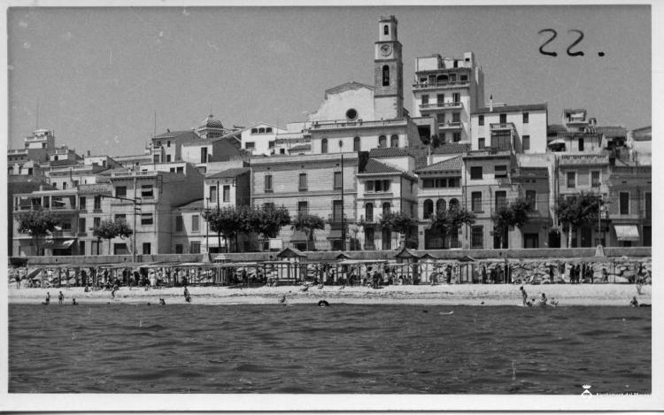 Vista del Masnou des del mar amb l'església de Sant Pere al centre