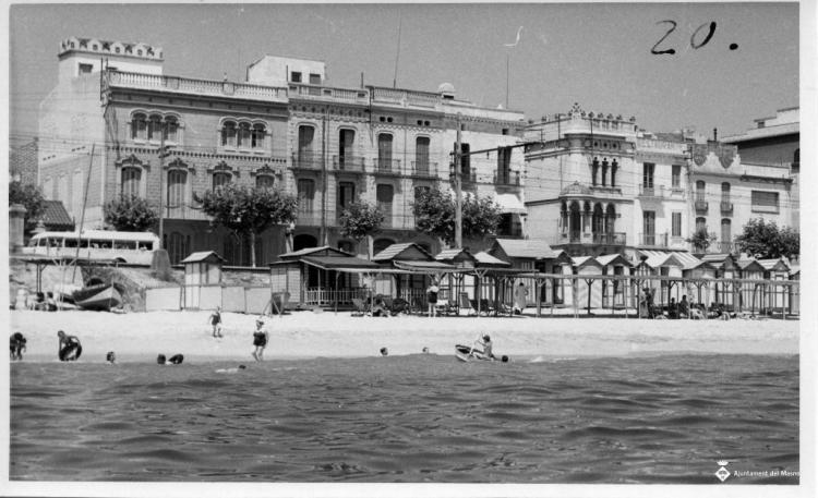 Vista del Masnou des del mar a l'altura de la Casa de Cultura