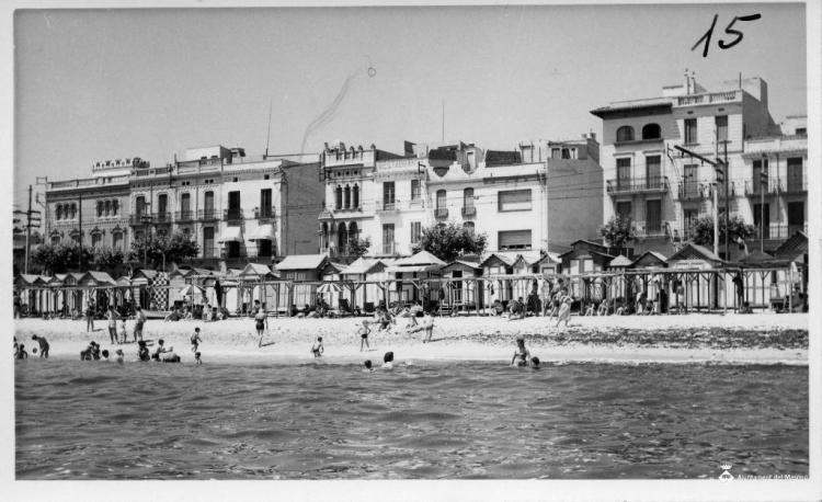 Vista del Masnou des del mar a l'alçada de la Casa de Cultura