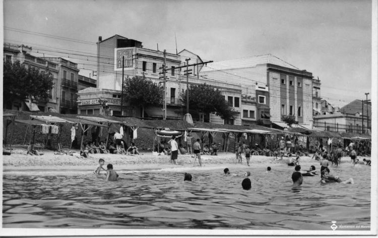 Banyistes a la platja del Masnou