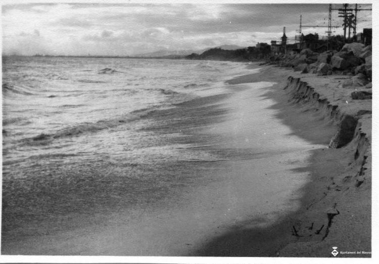Onades trencant a la platja del Masnou