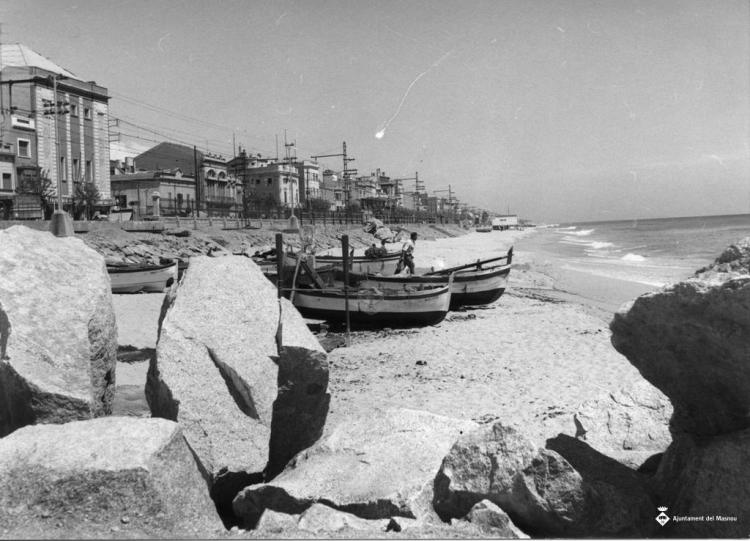 Vista de la platja del Masnou des de les roques de l'espigó