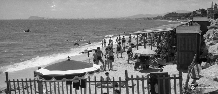 Vista de la platja i els banys de Sant Cristòfol