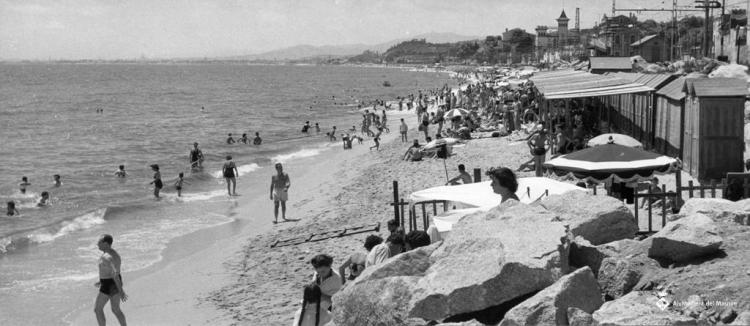Vista de la platja i els banys de Sant Cristòfol