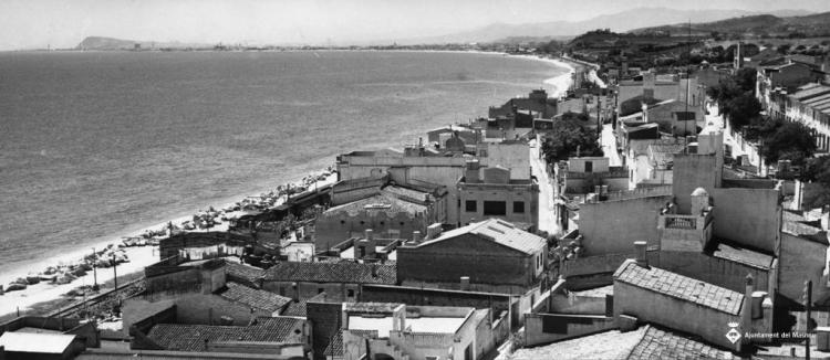 Vista panoràmica del Masnou amb la silueta de Montjuïc al fons
