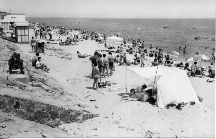 Banyistes a la platja a la zona dels Banys de Sant Pere