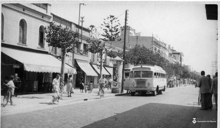 Autobus aturat davant el bar Julio, a la carretera de Barcelona
