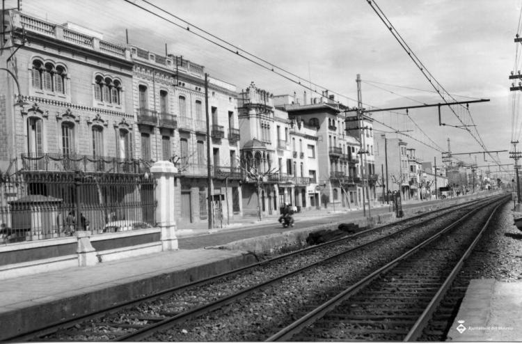 Vista del passeig Prat de la Riba des del baixador d'Ocata