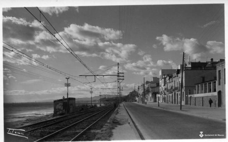 Vista de les vies de tren i de la carretera