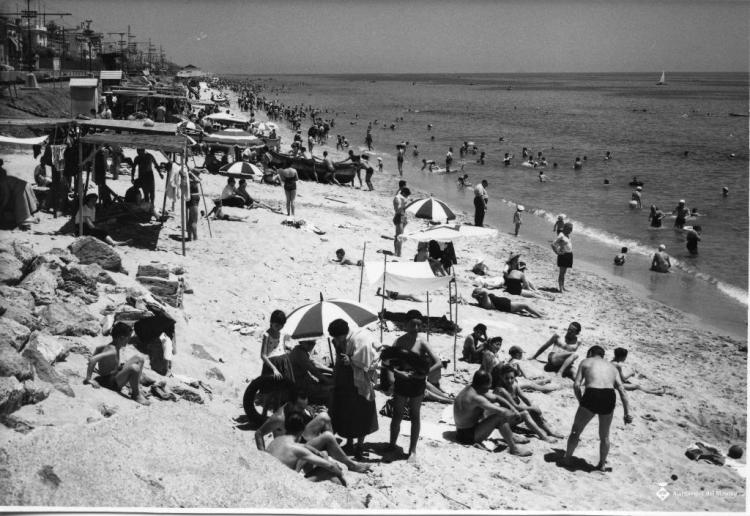 Vista de la platja del Masnou plena de banyistes