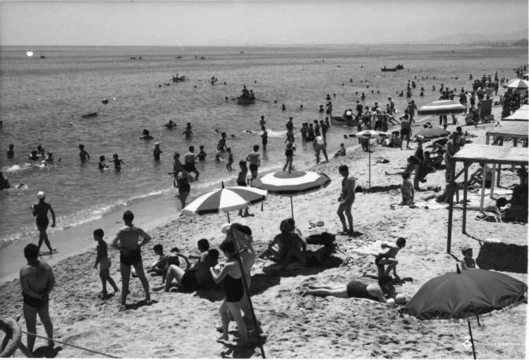 Vista de la platja del Masnou plena de banyistes