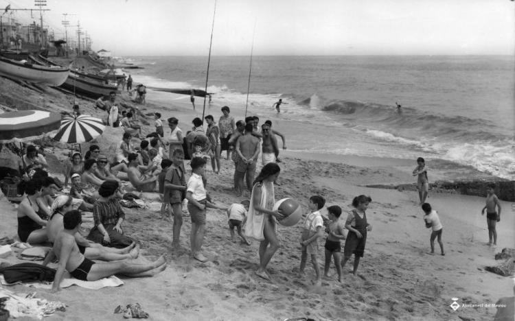 Banyistes a la platja del Masnou