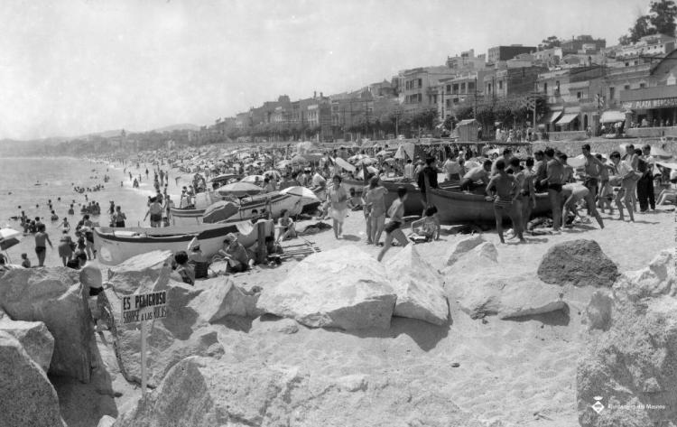 Platja del Masnou plena de banyistes