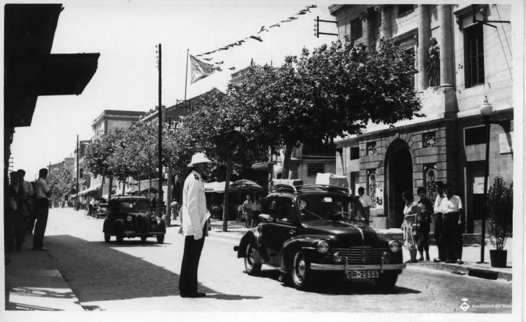 Policia municipal dirigint el trànsit davant l'Ajuntament