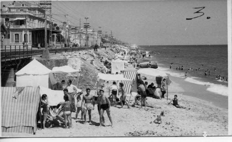 Banyistes i tendals a la platja
