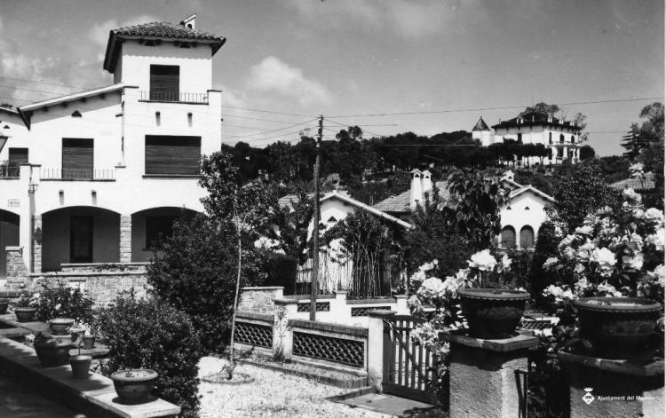 Jardí i façana d'una torre