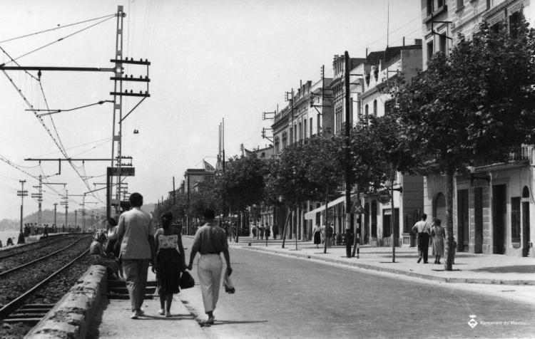 Gent passejant pel Camí Ral