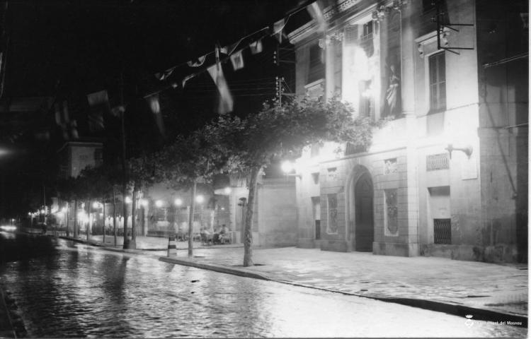 Vista nocturna de l'Ajuntament i el Casino