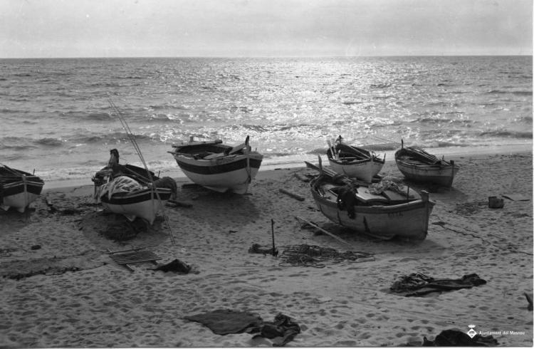 Barques de pesca varades a la platja