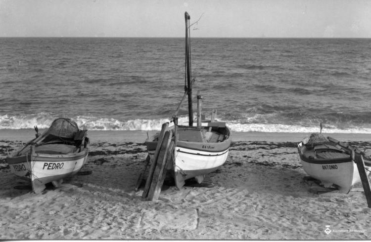 Barques de pesca varades a la platja del Masnou