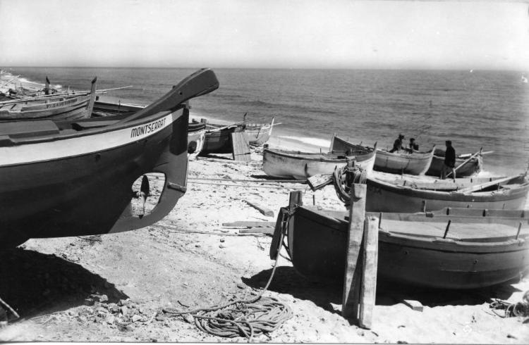 Barques de pesca varades a la platja del Masnou