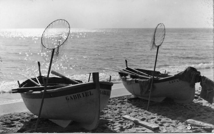 Barques de pesca varades a la platja del Masnou