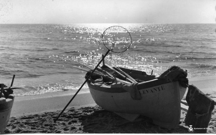 Barca de pesca varada a la platja del Masnou