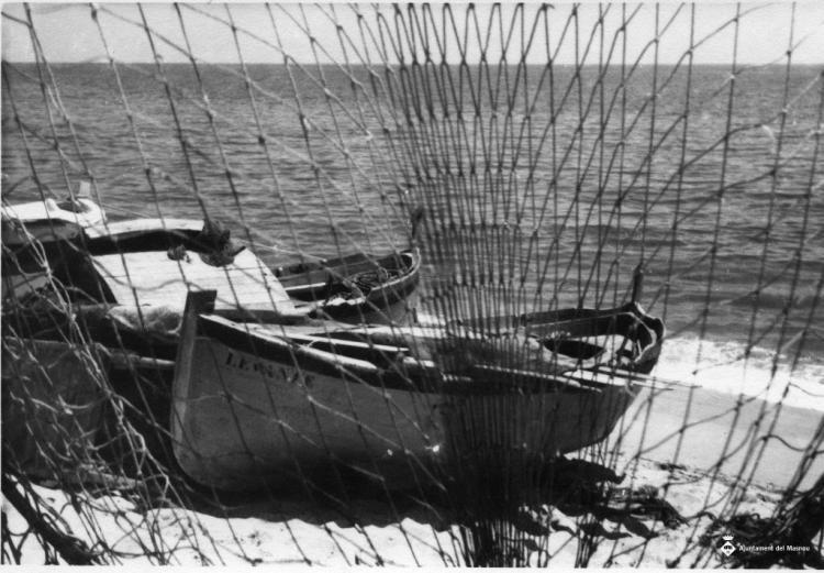 Barques de pesca varades a la platja del Masnou a través de la xarxa d'un salabret