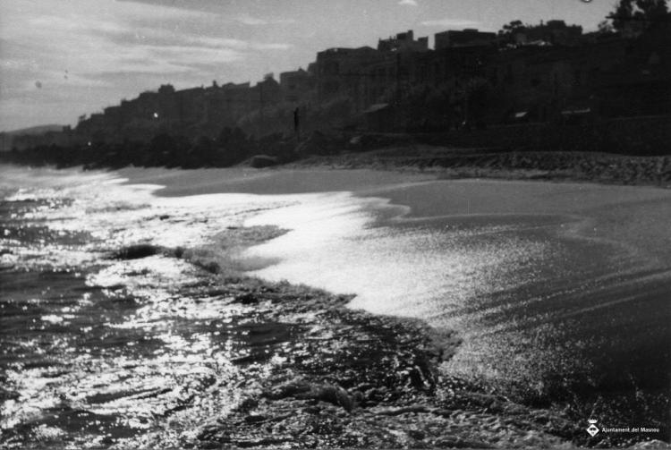 Onades trencant a la vora del mar a la platja del Masnou