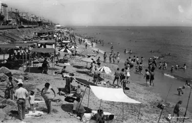 Vista de la platja del Masnou plena de banyistes