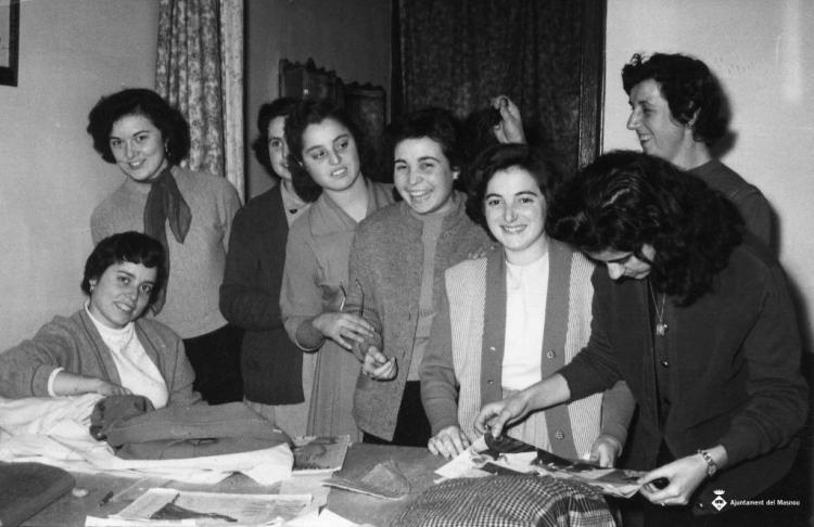 Grup d'alumnes de costura de Teresa Torres