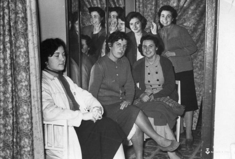 Grup d'alumnes de costura de Teresa Torres