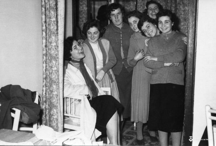 Grup d'alumnes de costura de Teresa Torres al taller
