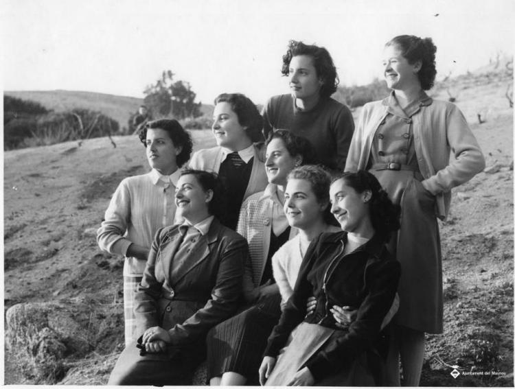 Retrat d'alumnes de costura de Teresa Torres durant una excursió al Pi de l'Indià