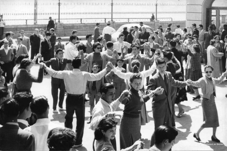 Ballada de sardanes a la plaça de la Llibertat