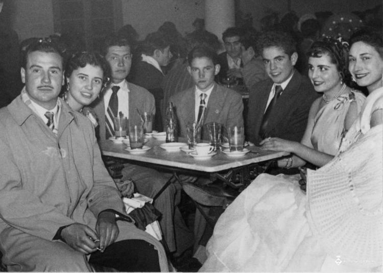 Grup de joves al voltant d'una taula de bar