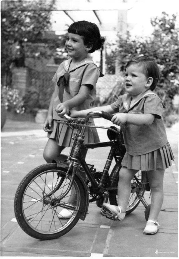 Dues nenes amb una bicicleta