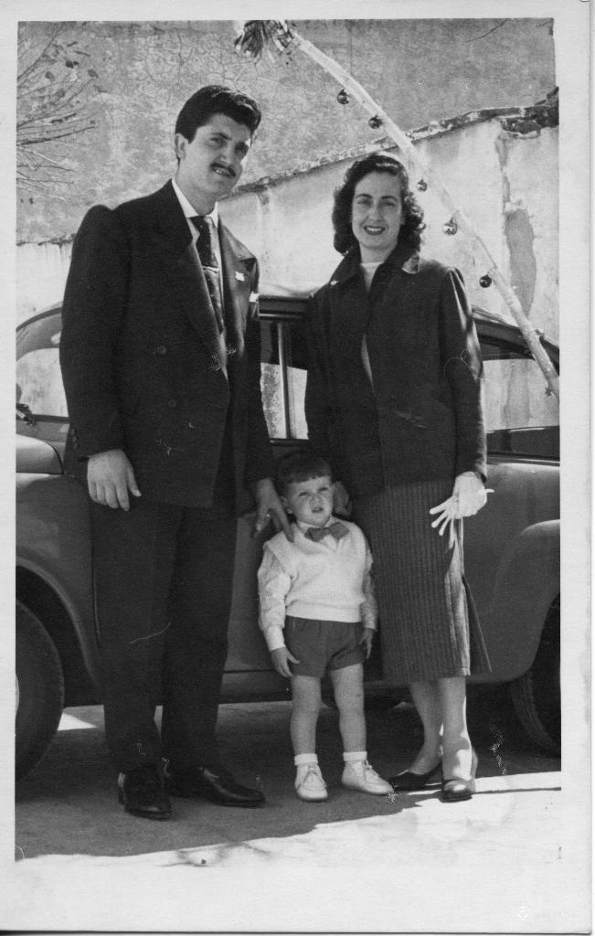 Una parella amb un infant el dia de la palma