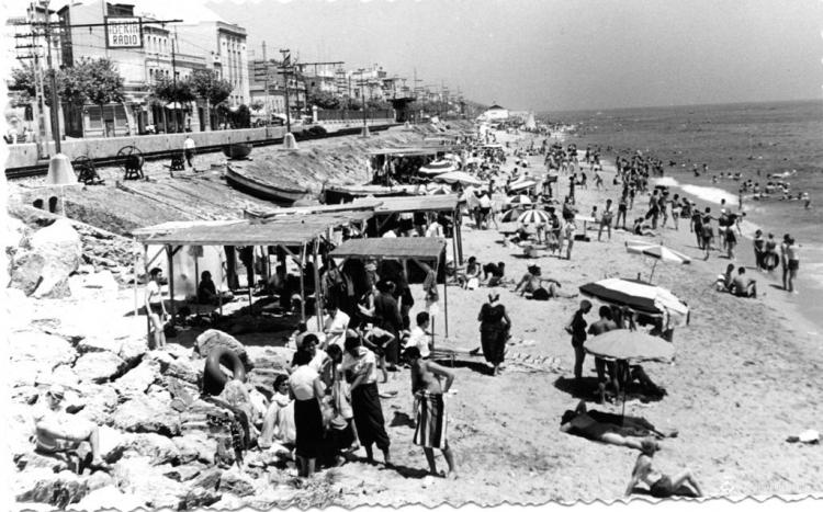 Platja del Masnou plena de banyistes