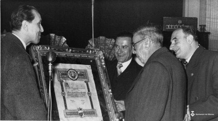 L'alcalde Salazar i altres homes lliurant un títol la Calàndria a favor de Josep Puig Godàs