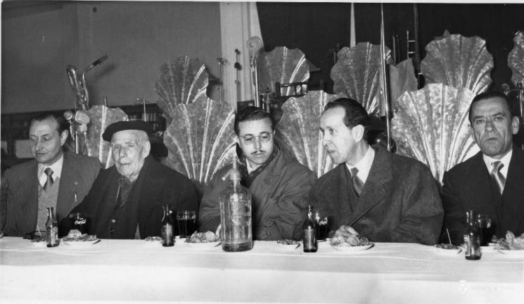 L'alcalde Salazar i altres homes fent el vermut