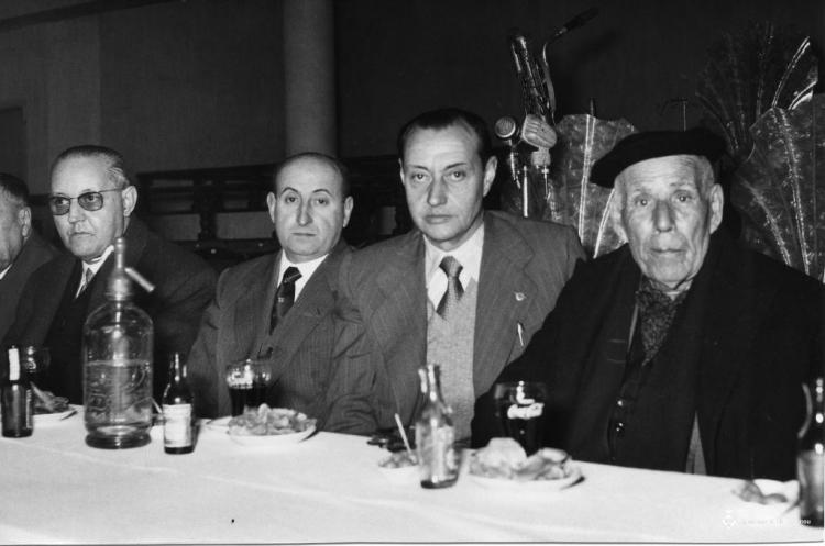 Grup d'homes fent el vermut